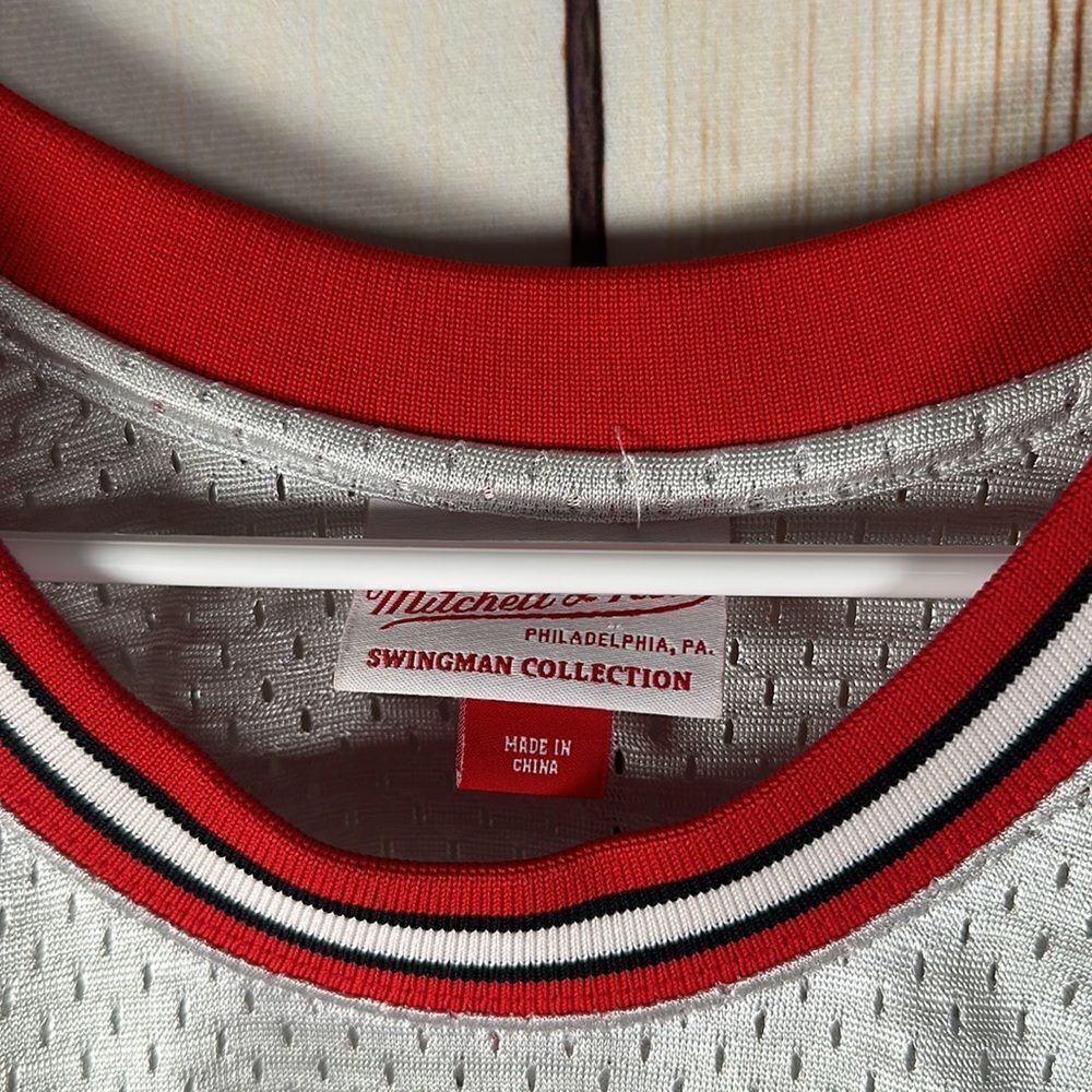Mitchell & Ness 97-98 Scottie Pippen Bulls Swingman Jersey - Large - Picture 4 of 7